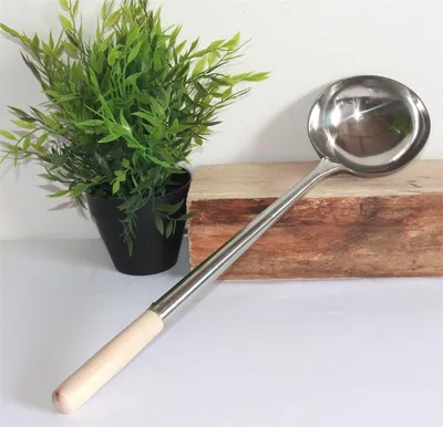 Produktbild von 02 Schöpfkelle Edelstahl Größe S 44 cm lang, mit Holzgriff, genietet