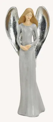 Engel hat lange, blonde Haare und trägt ein schlichtes, bodenlanges graues Kleid. Flügel sind groß.