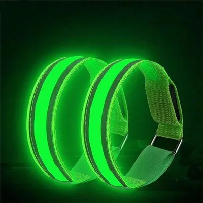 Obrázok produktu pre LED náramky, balenie po 2 ks, zelené, 3 režimy svietenia, dobíjateľné reflexné náramky, reflexné vybavenie na beh, turistiku a cyklistiku za súmraku.