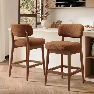 Imagen del producto de Juego de 2 taburetes de bar con respaldo, tapizados en tejido bouclé, con estructura de madera maciza, ideales para barras de cocina y bares domésticos, color marrón