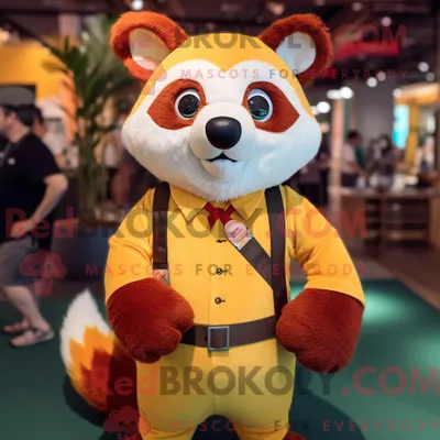 Produktbild von Maskottchenfigur REDBROKOLY eines gelben Roten Pandas mit Henley-Shirt und Hosenträgern