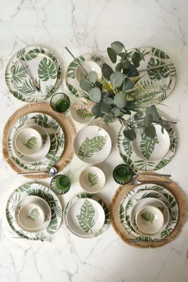 Produktbild von Hermia Concept, Hochwertiges 24-teiliges Dinner Set aus 100% Steinzeug, Weiß und Grün | 6 Schalen (12 cm), 6 Kuchenplatten (22 cm), 6 Teller (18 cm), 6 Servierplatten (28 cm) | Spülmaschinen- und Mikrowellenfest.