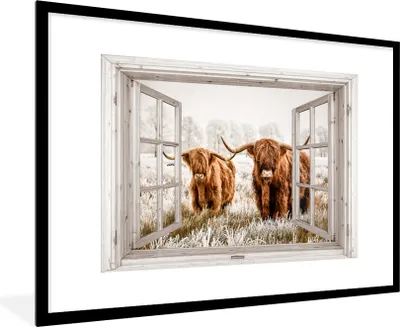 Produktbild von MuchoWow® Gerahmtes Poster Durchblick - Schottische Highlander - Tiere 90x60 cm - Poster mit Schwarzem Bilderrahmen Wandposter Rahmen Foto Bilder - Wanddekoration - Fotos