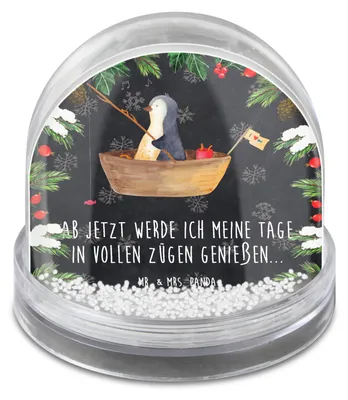 Produktbild von Mr. & Mrs. Panda Weihnachts Schneekugel Pinguin Angelboot - Kreidetafel - Geschenk, Boot, Trennung, Optimistisch, Weihnachten, Leben, schnee kugel, dekoartikel, Große