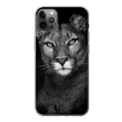 Produktbild von MuchoWow® Handyhülle Schutzhülle Hülle für iPhone 13 Pro Max Porträtfoto eines Pumas auf schwarzem Hintergrund Silikon Softcase Handy Hülle - Mobiltelefon