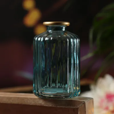 Produktbild von Mini Glasvase mit Rillen - Dekovase - Blumenvase - mit Goldrand - H: 10cm - blau