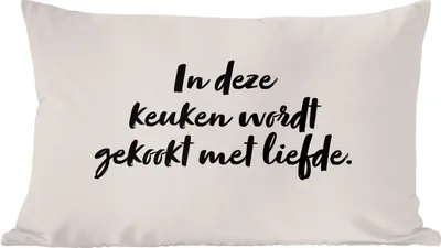 Produktbild von MuchoWow® Zierkissen Sofakissen Wohnzimmer Dekokissen 50x30 cm Zitat - In dieser Küche kocht man mit Liebe - Taupe - Wohnzimmerdekoration - Polster mit Photo