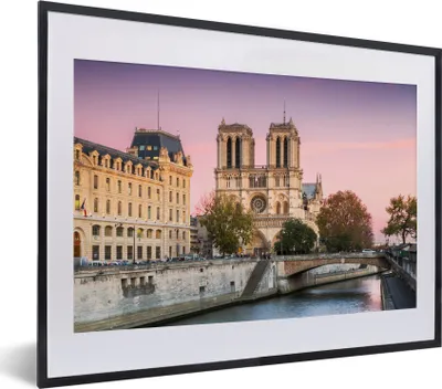 Produktbild von MuchoWow® MuchoWow® Gerahmtes Poster Lila Himmel über Notre Dame in Paris 40x30 cm - Poster mit zchwarzem Bilderrahmen - Bilderrahmen - Poster im Rahmen