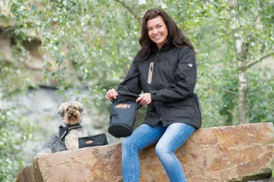 Produktbild von Owney Trusty 2 in 1 Jacke Schwarz XS wetterfest Hundehalter Wanderjacke wasserabweisend atmugsaktiv mit vielen Taschen