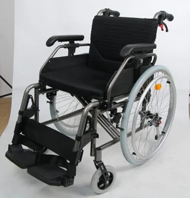 Produktbild von Mobiclinic 24 Zoll Aluminium Rollstuhl mit einstellbarer SitzhöheTrevi Schwarz