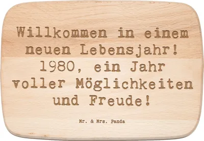 Produktbild von Mr. & Mrs. Panda Holzbrett Spruch 1980 Geburtstag - Transparent - Geschenk, vesperbrett, schneidbrett, handgefertigte Geschenke, Lebensfreude, Frühstücksbrett