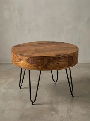 Gesamtübersicht des runden Couchtischs im Industrial Design. Die gelungene Kombination aus warmem Sheesham Massivholz und kühlem schwarzem Metall schafft einen zeitlosen Look._#sku_BARWL5.958#