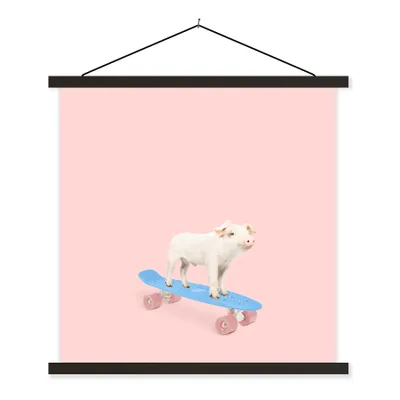 Produktbild von MuchoWow® Textilposter Schwein - Rosa - Skateboard - Blau - Tiere 90x90 cm mit schwarzem Rahmen - Magnetisches