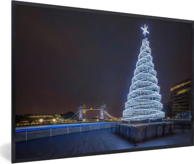 Produktbild von MuchoWow® Gerahmtes Poster Ein beleuchteter Weihnachtsbaum an der Tower Bridge in England 90x60 cm - Poster mit Schwarzem Bilderrahmen Wandposter Rahmen Foto Bilder - Fotorahmen - Foto-Plakat