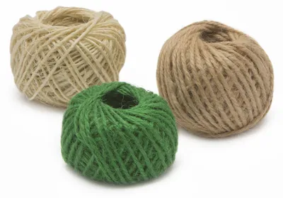 Produktbild von Set aus Naturjute-Bindegarn – Bindegarn / Gartengarn – 3 x 25 m – Ø 1 mm – Natur, Grün und Weiß – Stark und vielseitig – Für Pflanzen, Garten und Haushalt [11313]