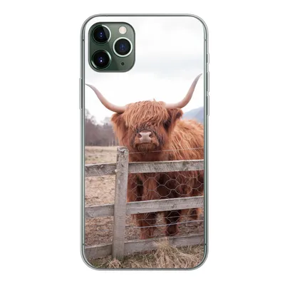 Produktbild von MuchoWow® Handyhülle Schutzhülle Hülle für iPhone 11 Pro Max Scottish Highlander - Gras - Zaun Silikon Softcase Handy Hülle - Schutz