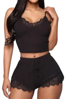 Imagen del producto de Conjunto de pijama para mujer XFSRG, compuesto por un top tipo camisola y pantalones cortos. Pijama de dos piezas, ideal para dormir