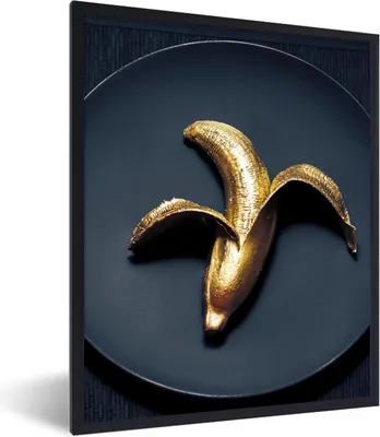 Produktbild von MuchoWow® Gerahmtes Poster Goldene Banane auf dunklem Hintergrund 60x80 cm - Poster mit Schwarzem Bilderrahmen Wandposter Rahmen Foto Bilder - Premium - Wanddeko Wohnzimmer