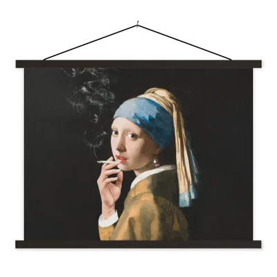 Produktbild von MuchoWow® Textilposter Das Mädchen mit dem Perlenohrring - Vermeer - Zigarette 60x45 cm mit schwarzem Rahmen - Poster Schlafzimmer