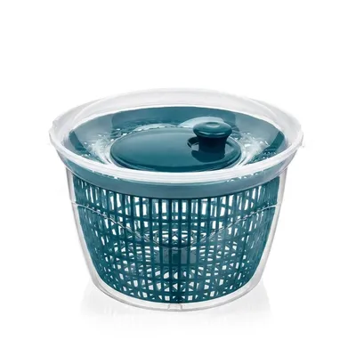 Productafbeelding van Saladeslinger 5L Serie Nora. Saladedroogmachine 5L voor voedingsmiddelen, een handig keukenaccessoire. Kleur: petrolblauw, AI-gegenereerde afbeelding