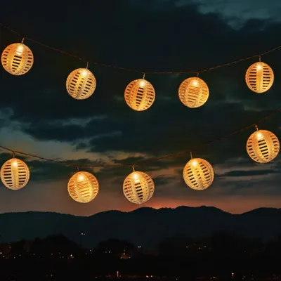 Produktbild von Solar Lichterkette mit 10 runden Lampions in Rattan Optik - 270 cm - LED Garten Deko Beleuchtung warm weiß