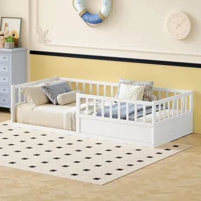 Immagine prodotto di Letto per bambini in legno massello, modello a terra, 90x200 cm, con protezione anticaduta e rete a doghe; letto Montessori a sponde con lato aperto; letto singolo in pino bianco