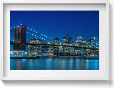 Produktbild von Brooklyn Bridge am Abend - New York– Wandbild mit Rahmen – Gerahmtes Bild  – Wanddekoration – 70x50 cm –  Weiß Rahmen