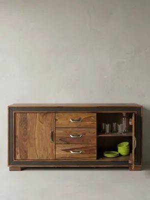 Freigestelltes Design Sideboard aus massivem Sheeshamholz in der Frontansicht. Die 160cm breite Kommode zeigt drei mittige Schubladen, zwei Holztüren und geschwungene Silbergriffe._#sku_SAFWL5.193#