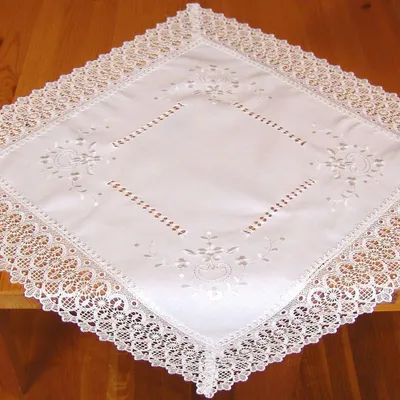 Immagine prodotto di Tovaglia CORA in pizzo e ricamo stile country in poliestere 60 x 60 cm