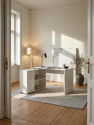 Moderner Eckschreibtisch in strahlendem Weiß mit Regalfächern im lichtdurchfluteten minimalistischen Home Office auf breiten Douglasien-Dielen_#sku_SAFWL5.305#