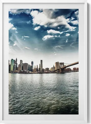 Produktbild von Stadt und Brooklyn Bridge– Wandbild mit Rahmen – Gerahmtes Bild  – Wanddekoration – 70x100 cm –  Weiß Rahmen