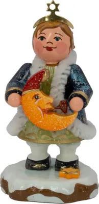 Ein fröhliches Himmelskind in einem blauen Mantel mit weißem Pelzbesatz hält einen lächelnden gelben Mond in den Armen während es auf einem schneebedeckten Sockel steht und einen goldenen Stern auf dem Kopf trägt