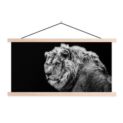 Produktbild von MuchoWow® Textilposter Löwe - Porträt - Wildtiere - Schwarz - Weiß 60x30 cm mit holzfarbenen Rahmen - Dekoration