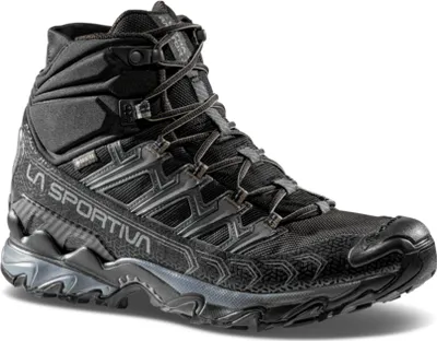 Schwarz-grauer Wanderschuh "Ultra Raptor II Mid Leather Wide GTX" von La Sportiva; mit hohem Schaft und griffiger Sohle.