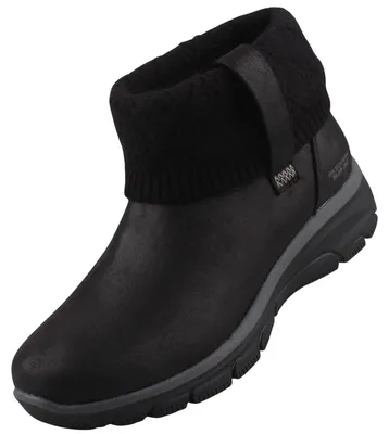 Auf dem Bild ist ein schwarzer Stiefel zu sehen der von der linken Seite abgebildet ist. Der Stiefel hat eine robuste Sohle und mehrere Schnallen am Schaft.