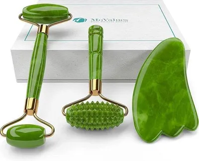Immagine prodotto di Tomivo® Jaderoller, set di 4 pezzi – Kit per il massaggio del viso realizzato con vera giada brasiliana (verde intenso), include Gua Sha e roller per gli occhi, con cornice integrata in acciaio inossidabile (prodotto negli Stati Uniti)