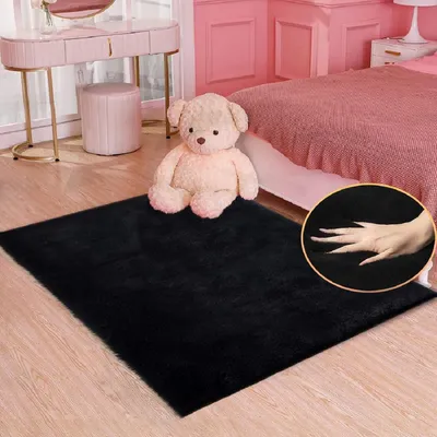 Zdjęcie produktu dla Miękki dywan, możliwość prania, kolor czarny, wymiary 90x150 cm, sztuczne futro, idealny jako mata pod łóżko, do pokoju dziecięcego lub salonu