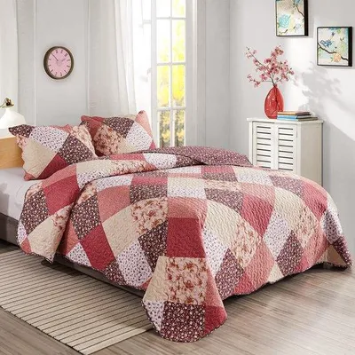 Produktbild von Unyqoos® Wendbare Patchwork-Tagesdecke 230 x 250 cm mit 2 Kissenhüllen 50 x 75 cm – 100% Polyester, gesteppter Überwurf, Patchwork und Blumenmuster, leicht wattiert für Frühling/Sommer