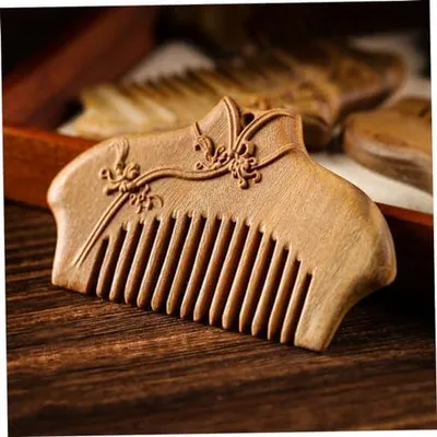 Produktbild von Geschnitzter Sandelholzkamm im chinesischen Stil zur Haarpflege