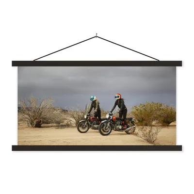 Produktbild von MuchoWow® Textilposter Zwei Motorräder in der Wüste 90x45 cm mit schwarzem Rahmen - Klemmleisten