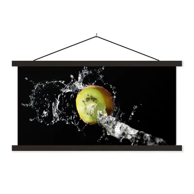 Produktbild von MuchoWow® Textilposter Kiwi - Obst - Stillleben - Wasser - Schwarz 150x75 cm mit schwarzem Rahmen - Posterleiste