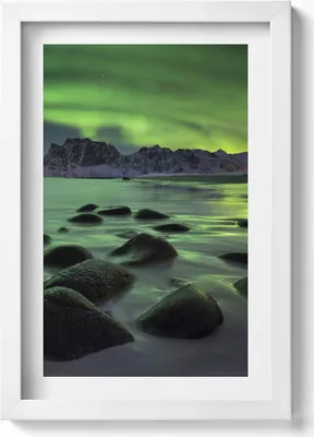 Produktbild von Nordlicht - grüne Landschaft– Wandbild mit Rahmen – Gerahmtes Bild  – Wanddekoration – 20x30 cm – Weiß