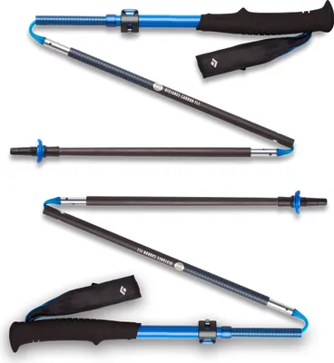 Trekkingstöcke "Distance Carbon FLZ" von Black Diamond; leicht und faltbar; mit ergonomischen Griffen und blauen Akzenten.