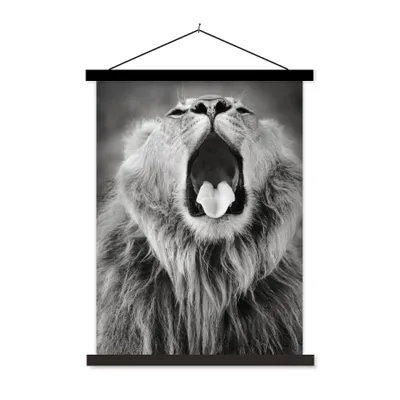 Produktbild von MuchoWow® Textilposter Tierprofil gähnender Löwe in schwarz und weiß 90x120 cm mit schwarzem Rahmen - Dekoration