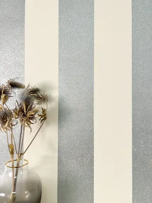 Produktbild von NEWROOM Tapete Silber Vliestapete Streifen - Streifentapete Streifen Weiß Creme Linien Metallic Glanztapete Glamour Glitzer