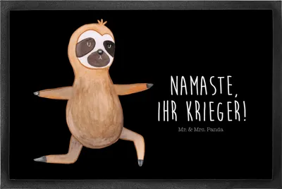 Produktbild von Mr. & Mrs. Panda Bodenvorleger Faultier Yoga 40 x 60 cm - Schwarz - Geschenk, Entspannung, Schmutzfangteppich, Meditation, teppichmatte, Fußabstreifer, fußmatte, Namaste
