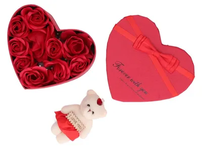 Image de Roses artificielles romantiques, présentées dans une boîte cadeau