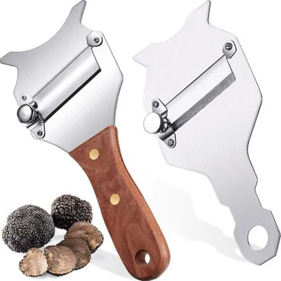 Imagen del producto de 2 ralladores para trufas con mango de madera. Ideales para trufas, queso y chocolate. Metal. 19 x 8 cm. Color marrón