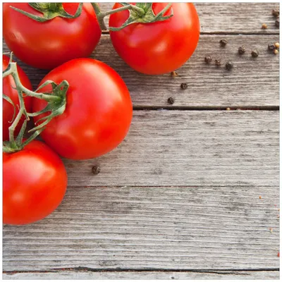Produktbild von Wallario Premium Glasbild, freischwebende Optik, kräftige Farben, Größe 50 x 50 cm Motiv Tomaten und Gewürze auf altem Holztisch