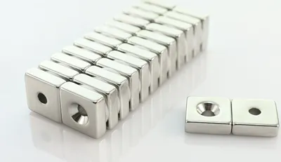 Produktbild von Neodym Magnete 15 x 15 x 5 mm N38 mit Bohrung für Schraube Quader Case - 1 Stück, Extrem stark, Magnettafeln, Kühlschränke, Whiteboards, DIY